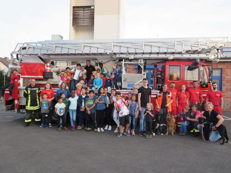 Flüchtlingskinder lernen beim „Rettertag“ die Arbeit der Feuerwehr kennen