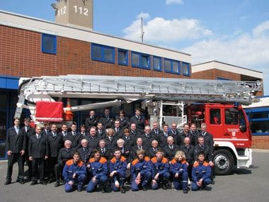 Einsatzabteilung FF Klein-Krotzenburg im Jahre 2008 vor dem Teleskopmast